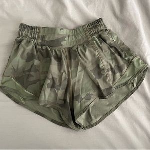 Women’s LuluLemon Hotty Hot Low-Rise Lined 2.5” short